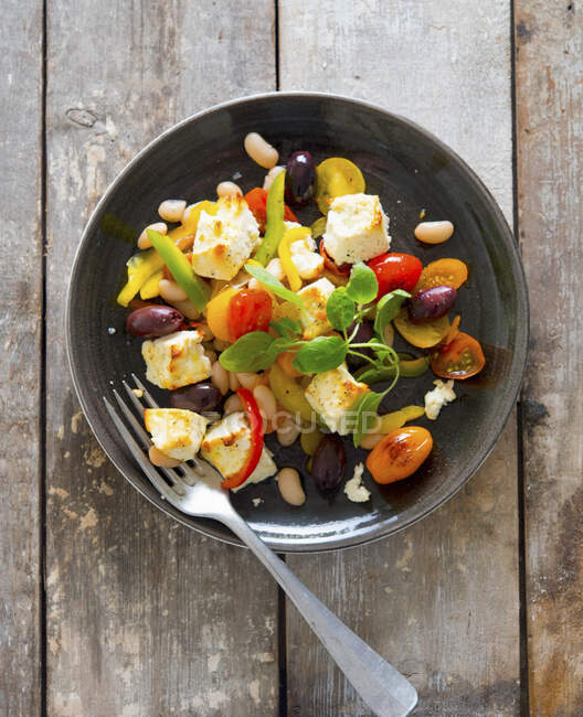 Sheep's cheese salad with tomatoes, olives and pepper — Stock Photo