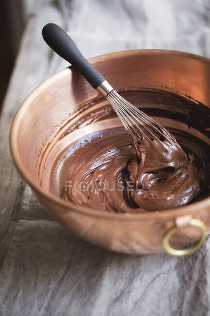 Crema al cioccolato con frusta in una ciotola di rame — Foto stock