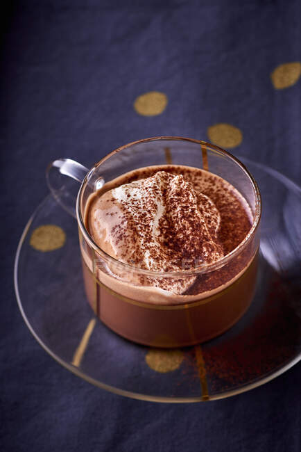 Гарячий шоколад з вершками і какао. — стокове фото