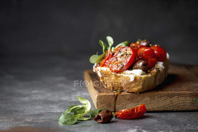 Sandes de massa de tomate com ricota e azeitonas — Fotografia de Stock