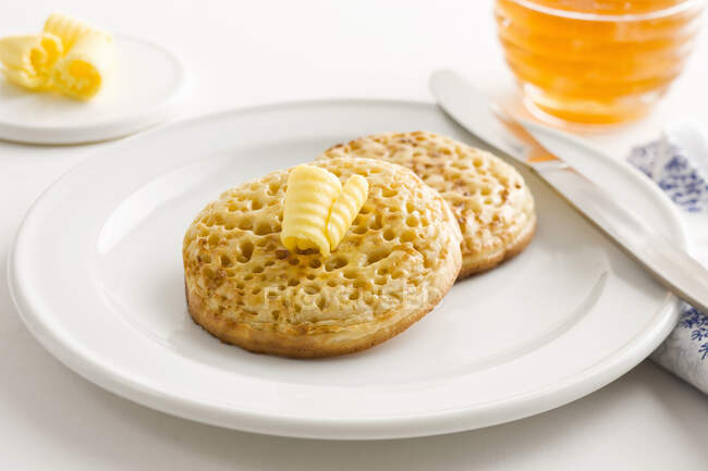 Crumpets avec vue rapprochée sur le beurre — Photo de stock