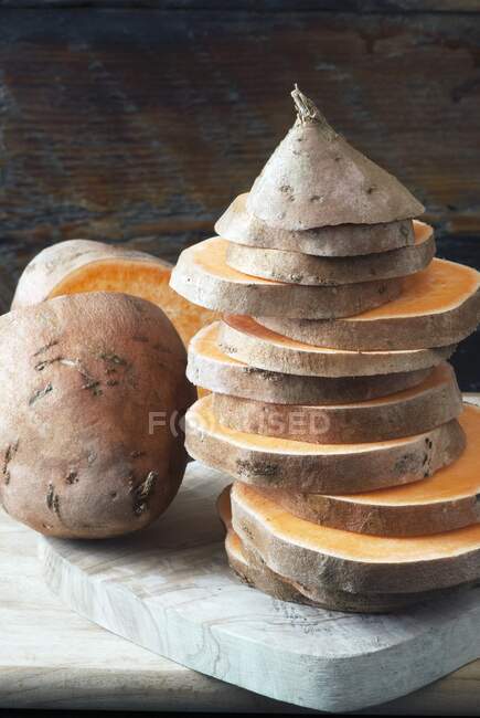 Нарізана сира солодка картопля — стокове фото