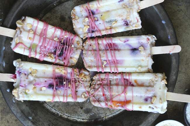 Colorful popsicles with oats — Stock Photo