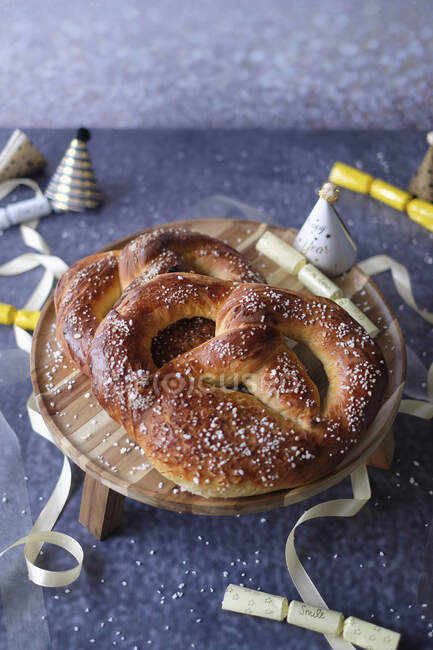 Los pretzels de Año Nuevo con adornamientos de fiesta - foto de stock
