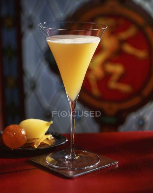 Glass of cocktail with fruit ingredients on background — Stock Photo