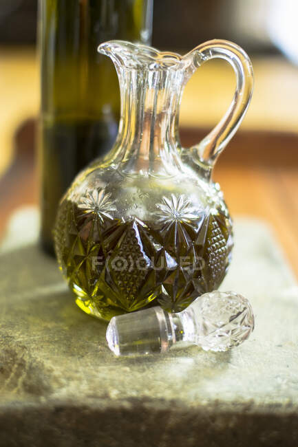 Aceite de oliva en una jarra de vidrio - foto de stock