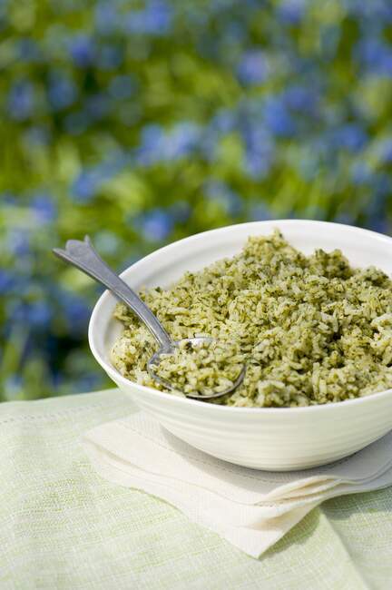 Eine Schüssel Reis mit grünem Pesto — Stockfoto