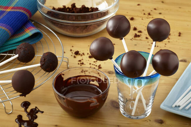 Bolo de chocolate aparece vista close-up — Fotografia de Stock