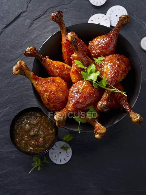 Glazed corn fed chicken drumsticks with a tamarind dip — Stock Photo