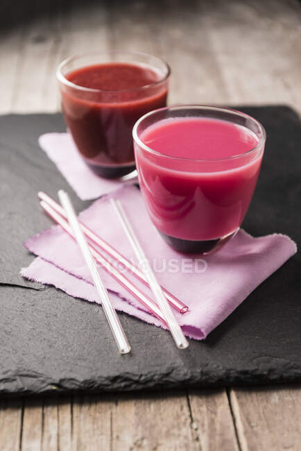 Two glasses of beetroot smoothie — Stock Photo