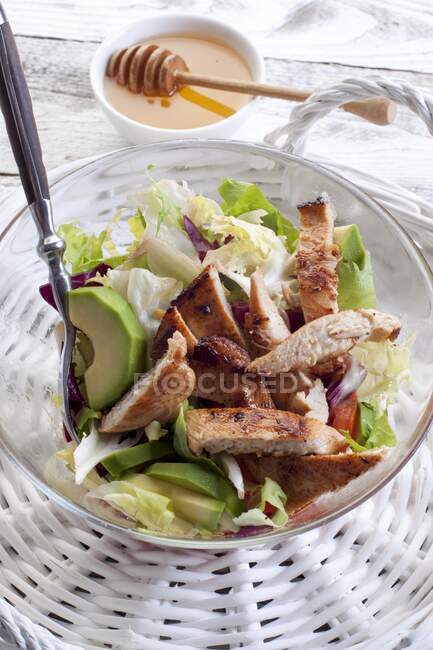 Peito de frango grelhado e salada de abacate — Fotografia de Stock