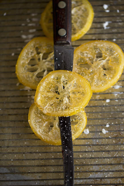 Зацукровані скибочки лимона крупним планом — стокове фото