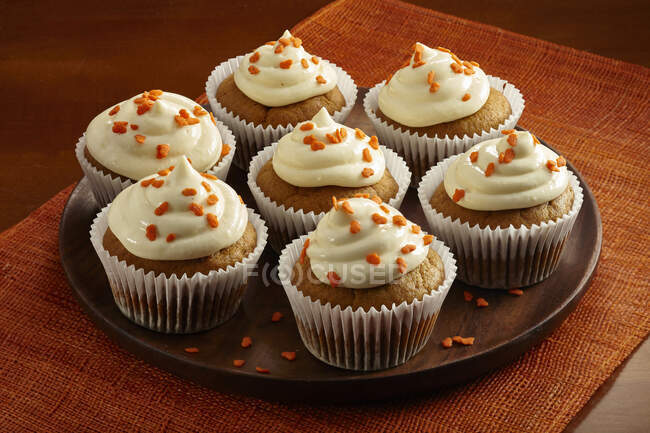 Pumpkin tasted cupcakes with honey served on plate — Stock Photo