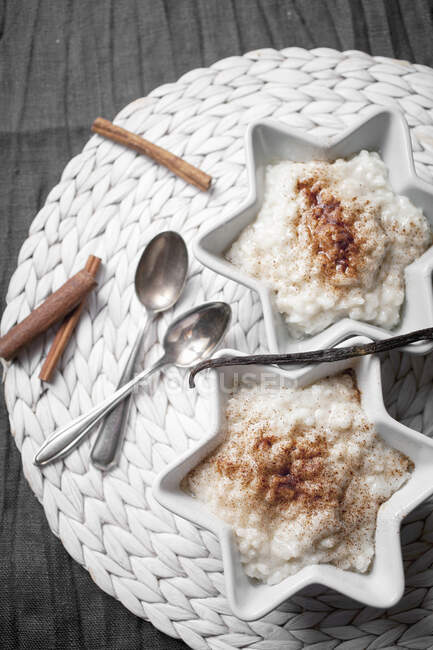 Gachas de arroz cocidas con leche de coco y aromatizadas con vainilla - foto de stock
