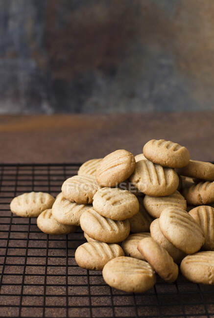 Peanut butter cookie on a wire rack — Stock Photo