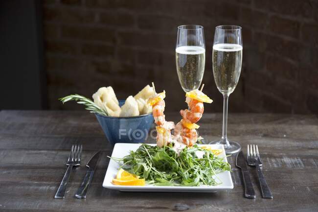 Prawn skewers with rocket, orange and cocktail sauce — Stock Photo