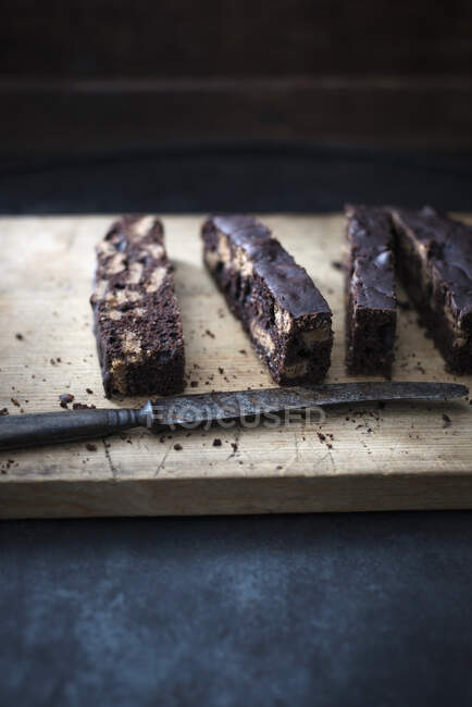 Torta de chocolate vegano con trozos de pan de jengibre - foto de stock