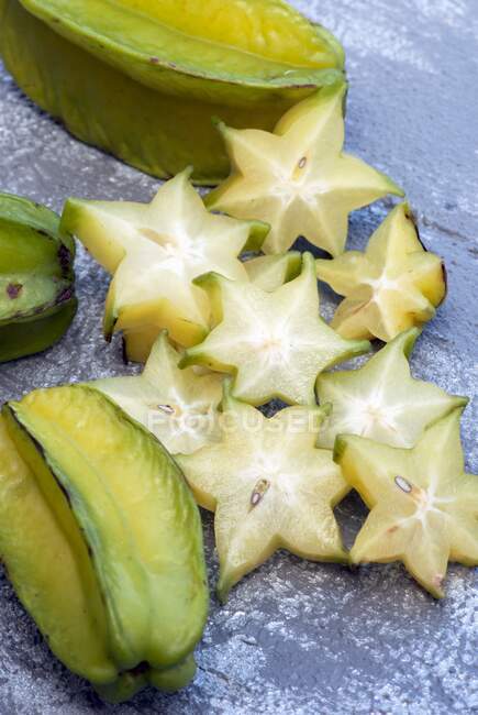 Carambola, fruta estrella cortada en rodajas - foto de stock