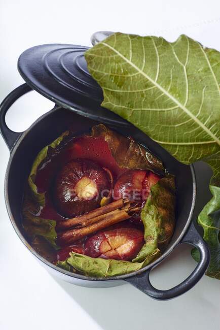 Fichi arrosto con cannella avvolti in foglie di fico in mini pot — Foto stock