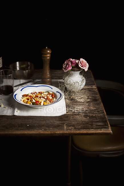 Равиоли с помидорами пармеджиано и базиликом — стоковое фото