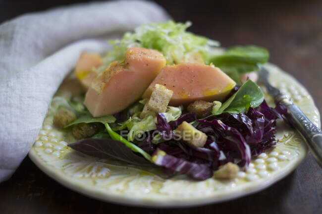Змішаний листовий салат з папайєю та грінками — стокове фото