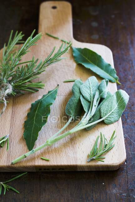Fresh herbs on a chopping board — Stock Photo