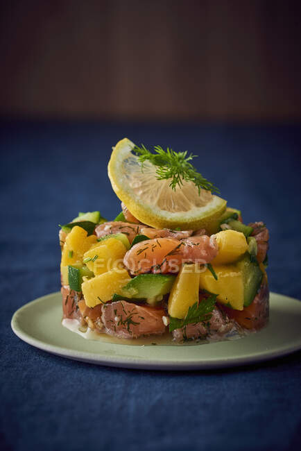 Salmon timbale with mango and courgette — Stock Photo