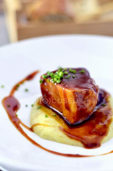 Braised Iberico pork belly with gravy on a bed of mashed potato — Stock Photo
