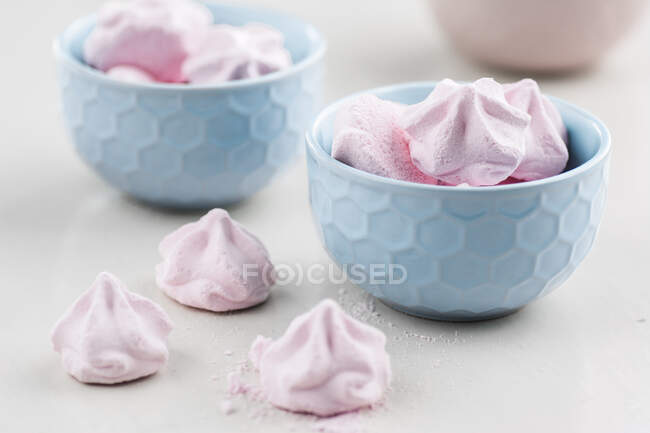 Pink meringue in light blue bowls — Stock Photo