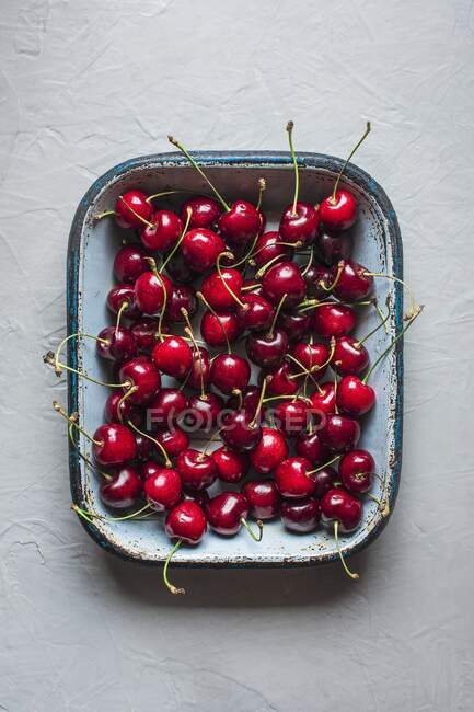 Fresh cherries in ceramic dish, top view — Stock Photo