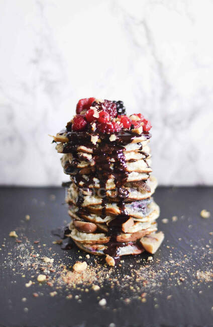 Berry Pancakes with fresh berries — Stock Photo