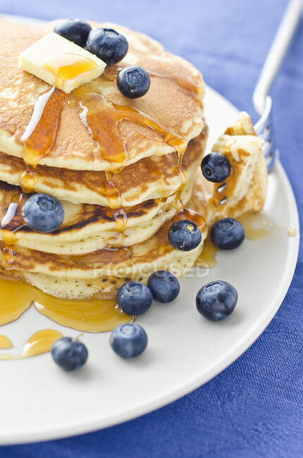 A Stack of Three Blueberry Pancakes with Maple Syrup and Orange Juice — Stock Photo