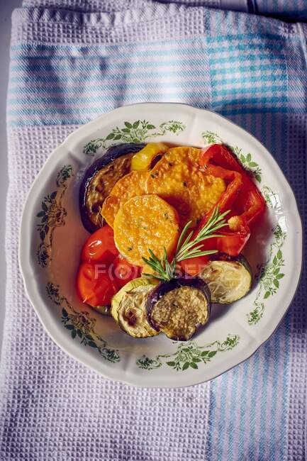 Жареный сладкий картофель и овощи на тарелке — стоковое фото