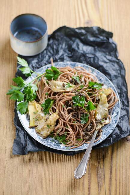 Esparguete integral com lentilhas beluga e cogumelos ostra fritos — Fotografia de Stock