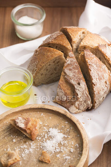 Хлеб, соль и оливковое масло в маленькой банке — стоковое фото