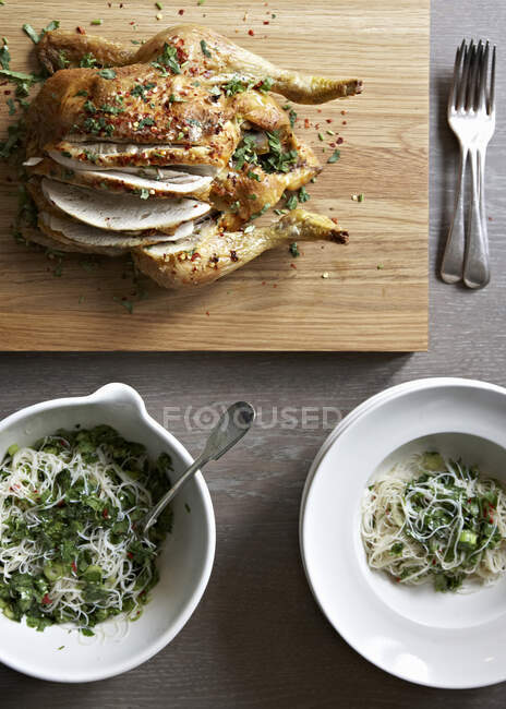 Pollo all'aglio e peperoncino con tagliatelle allo zenzero — Foto stock