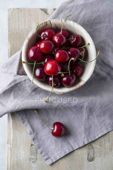 Сладкие вишни в деревянной чаше — стоковое фото