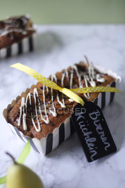 Pear cake with chocolate as a gift — Stock Photo