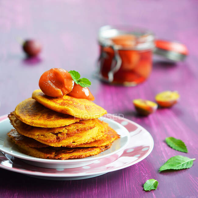 Vegan pumpkin fritters with plum compote — Stock Photo