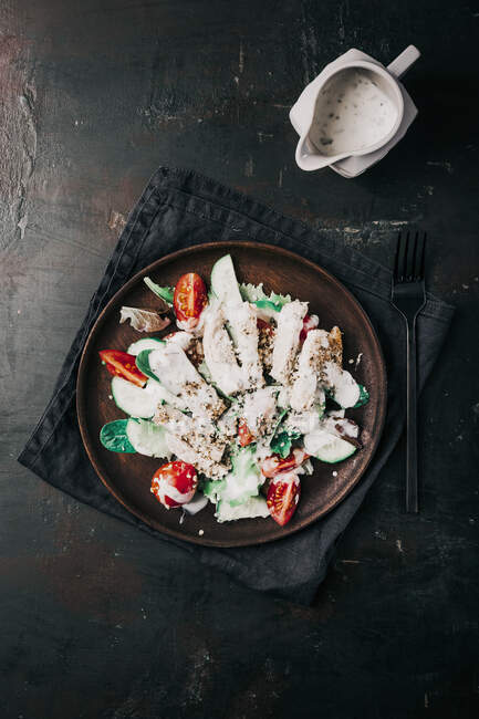 Salade de tomates et de concombre avec poulet, graines de chanvre et sauce au yaourt — Photo de stock