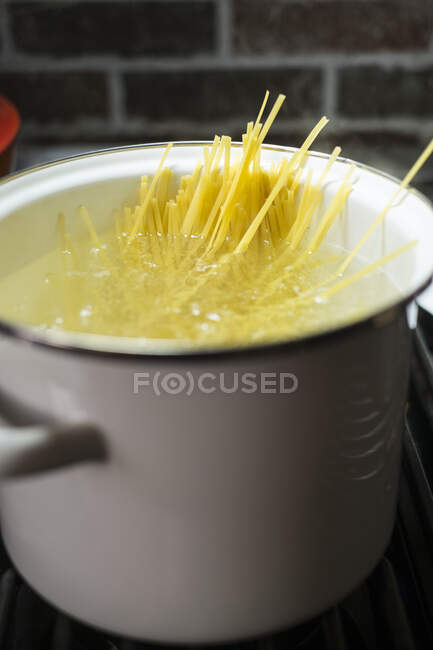 Espaguetis en agua salada hirviendo - foto de stock