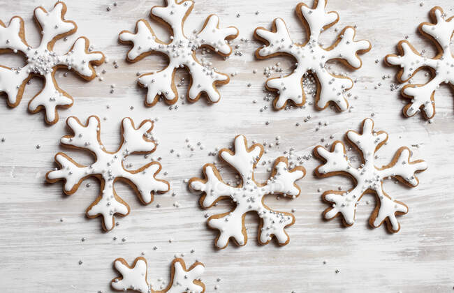 Primer plano de deliciosas galletas de jengibre decoradas - foto de stock