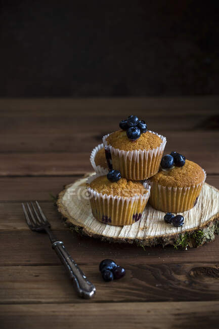 Blaubeer-Muffins auf einer Rindenscheibe — Stockfoto
