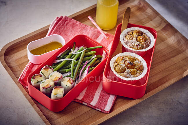 Spring rolls with green beans and mirabelle plum clafoutis — Stock Photo