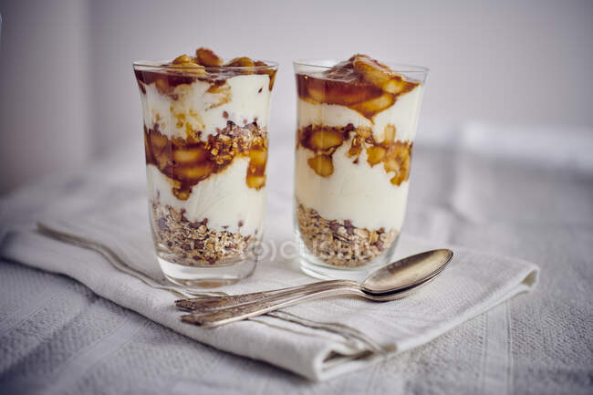 Muesli caramellati di banana e yogurt — Foto stock