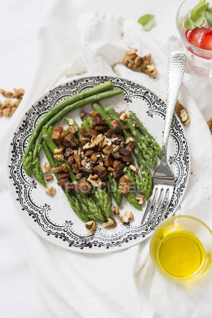 Green asparagus and walnut salad — Stock Photo