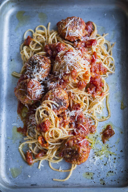 Spaghetti with meatballs on a baking sheet — Stock Photo
