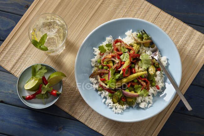 Revuelva el curry de verduras verdes fritas sobre el arroz - foto de stock