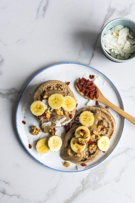 Vegan spelt pancakes with bananas, goji berries and coconut — Stock Photo