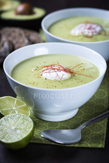 Vegan cream of avocado soup with limes and chilies — Stock Photo